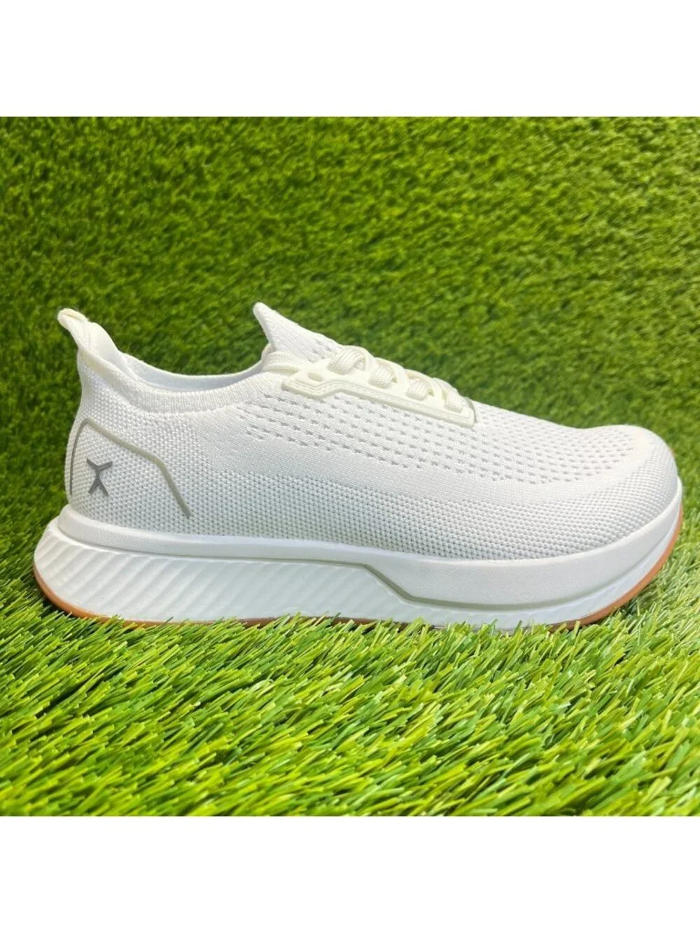 Flux Adapt Runner White Gum Womens Size 6.5 Running Athletic Walking Knit Shoes